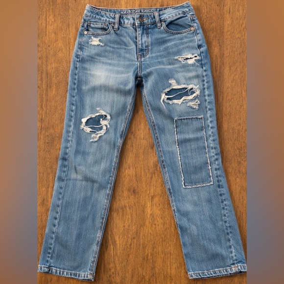 American Eagle Tomgirl Distressed Relaxed Jeans - Size 2 (Short 27”) Medium Wash - Picture 2 of 15